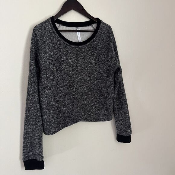 Fabletics Keeva Pullover Black Speckled Tulip Hem Long Sleeve Crop Top | Size S - Picture 4 of 9
